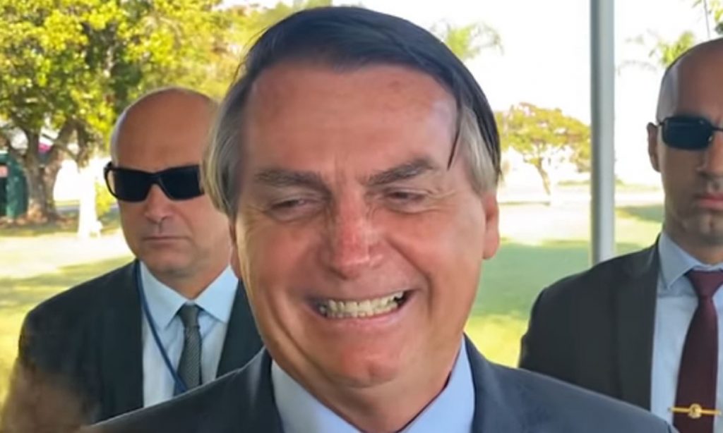 Bolsonaro volta a fazer comentário racista sobre apoiador com cabelo black power: ‘Como está a criação de barata aí?’