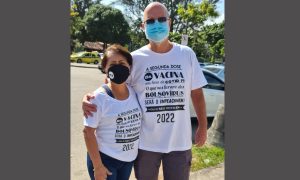 No Rio, casal é impedido de se vacinar usando camisetas contra Bolsonaro