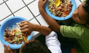 Governo Bolsonaro repassa menos de R$ 1 para alimentação de aluno, diz jornal
