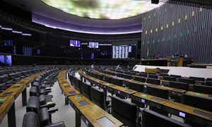 Comissão da Câmara aprova distritão e volta das coligações para 2022