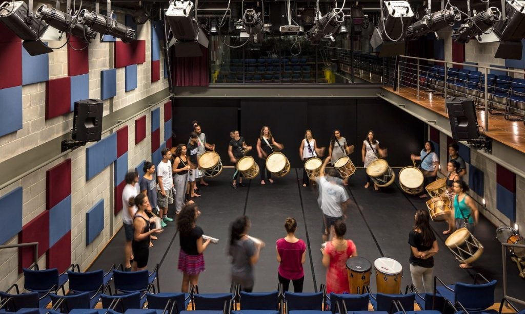 Brincante realiza 13 dias de palestras, espetáculos e oficinas de arte
