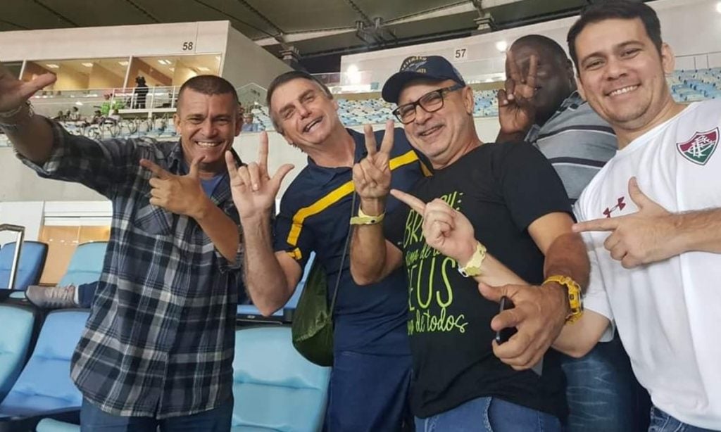 Nas redes sociais, Queiroz reclama da ausência de aliados de Bolsonaro