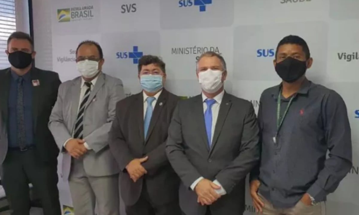 Na foto pastor, Amilton Gomes, da Senah, esteve no Ministério da Saúde junto a Dominguetti (o primeiro da foto à esquerda) e major da Força Aérea (Foto: Reprodução) 