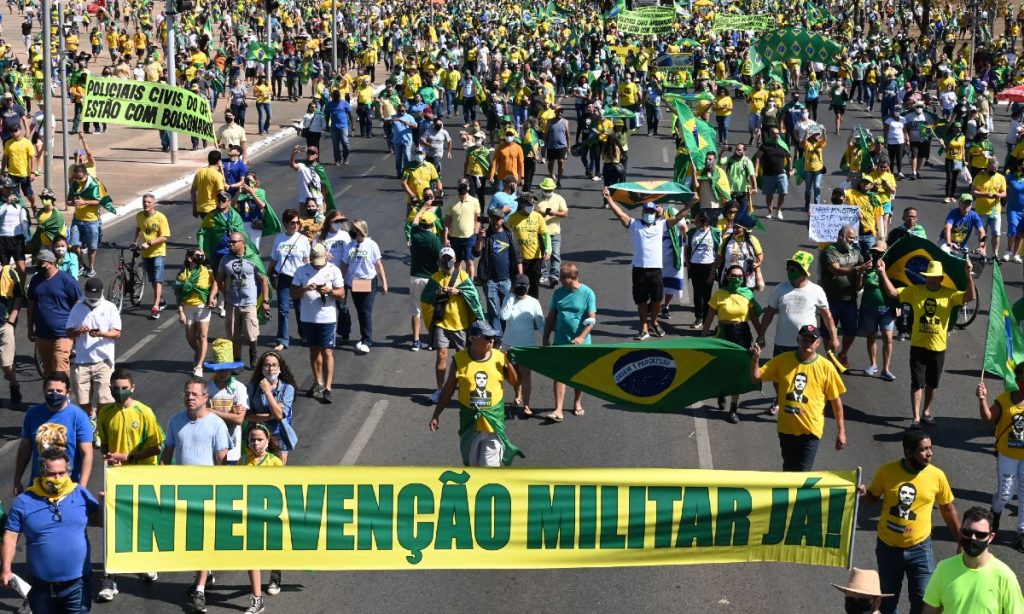 Como substituir essa oligarquia míope por uma verdadeira democracia?