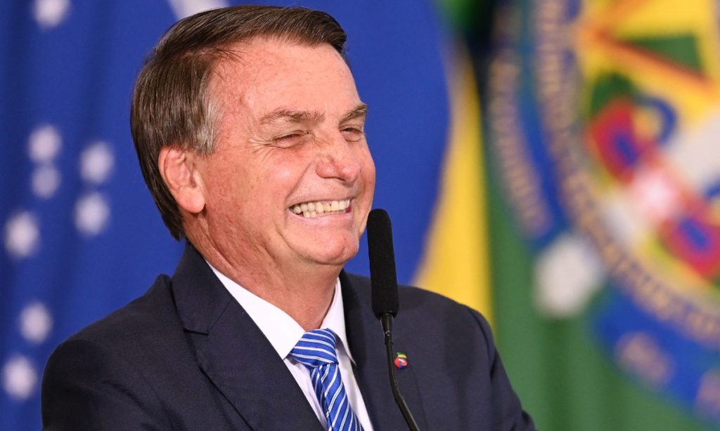 Bolsonaro quer barrar lei que garante tablets e internet em escolas públicas
