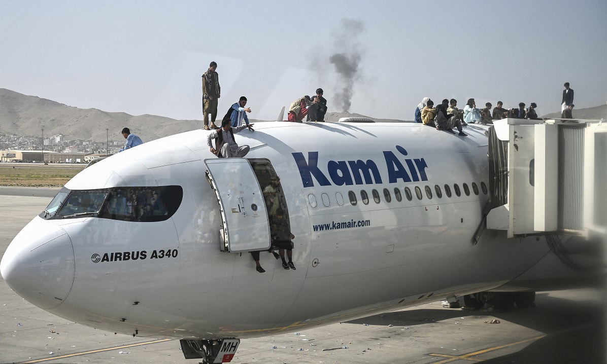 Afegãos sobem em um avião em Cabul. Milhares se aglomeraram no aeroporto da cidade tentando fugir do Talibã (Foto: Wakil Kohsar / AFP) 