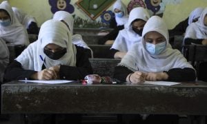 'O que fizemos de errado?', perguntam as afegãs privadas de novo da educação