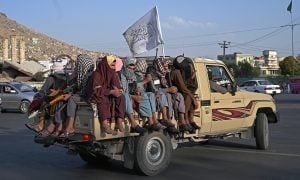 Talebans desfilam triunfantes no aeroporto de Cabul após retirada dos EUA