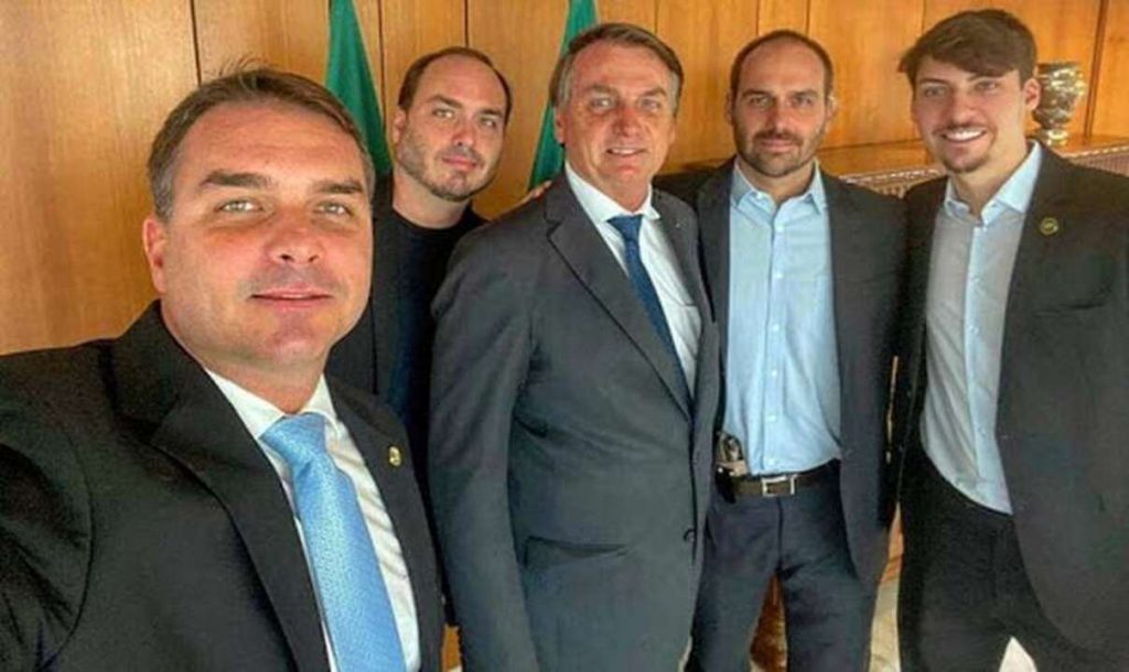 Filhos de Bolsonaro discutem após 04 dizer que namoraria uma petista