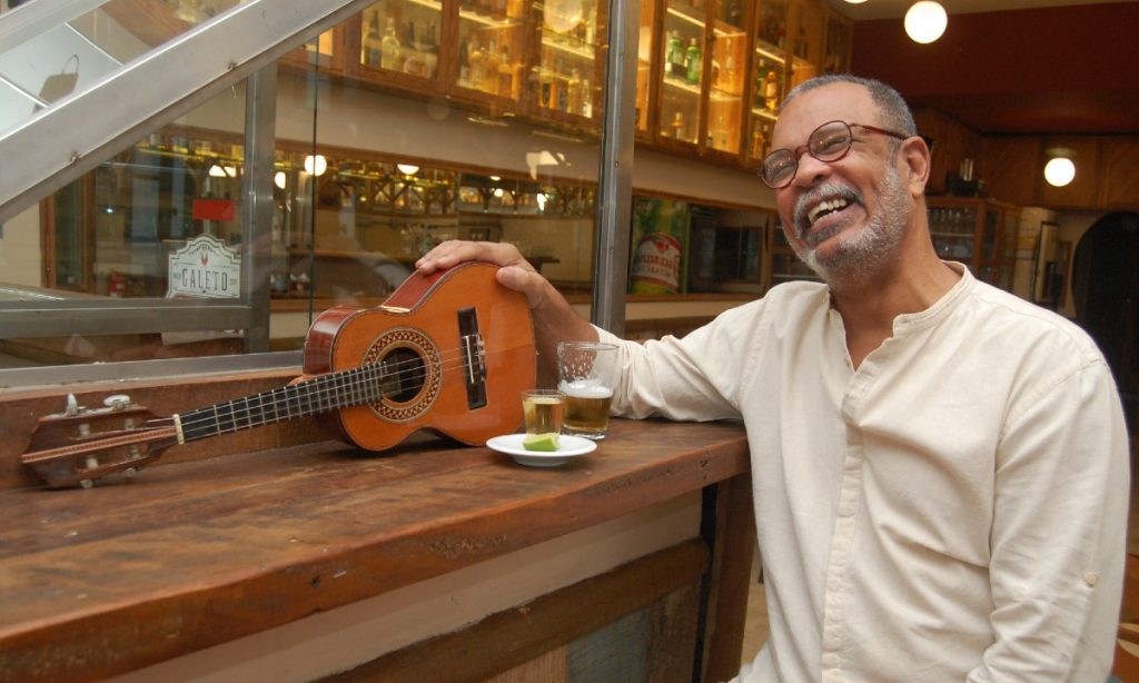 Após quatro décadas, sambista da geração do Cacique de Ramos lança 1º álbum
