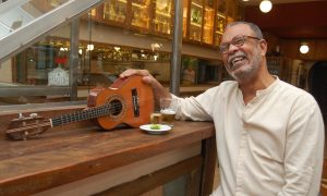 Após quatro décadas, sambista da geração do Cacique de Ramos lança 1º álbum