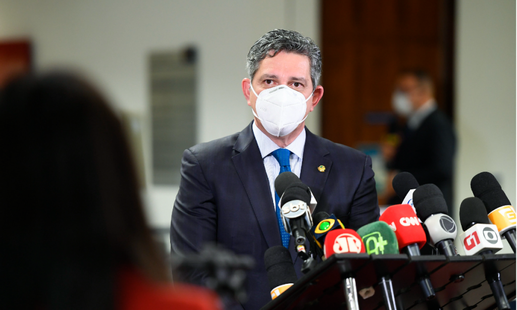 Senador que foi alvo de espionagem a mando de Braga Netto detalha o caso