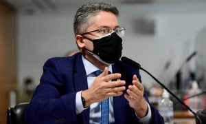 Senador apresenta novo requerimento para convocação de Braga Netto à CPI