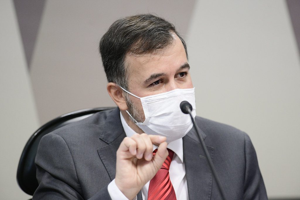 Falso relatório sobre mortes por Covid foi alterado após chegar a Bolsonaro, diz auditor do TCU