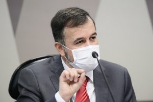 Falso relatório sobre mortes por Covid foi alterado após chegar a Bolsonaro, diz auditor do TCU