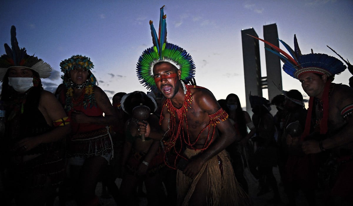 Indígenas acampados em Brasília protestam contra retrocessos na demarcação de terras. Foto: Carl de Souza / AFP 