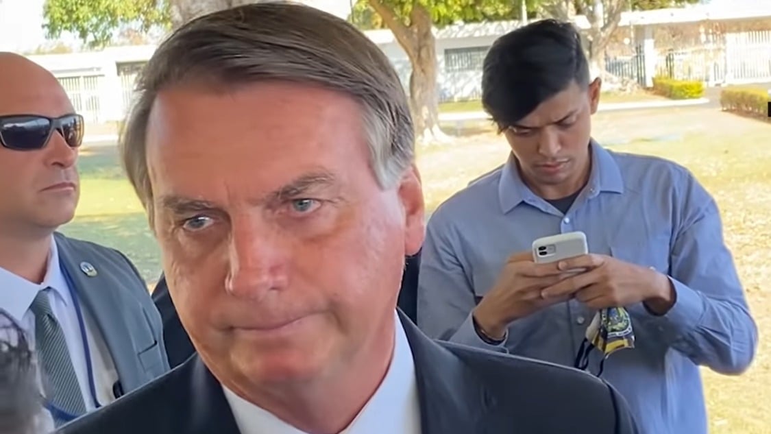 Questionado por apoiadores, Bolsonaro se justifica: ‘Não dá pra resolver tudo na caneta BIC’