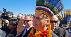 A indígenas, Bolsonaro promete liberar exploração de terras