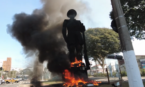 Nova decisão da Justiça paulista mantém a prisão de Paulo Galo, preso por atear fogo em estátua de Borba Gato