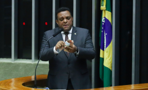 Alvo de operação da PF, Otoni de Paula chama Moraes de 'tirano'