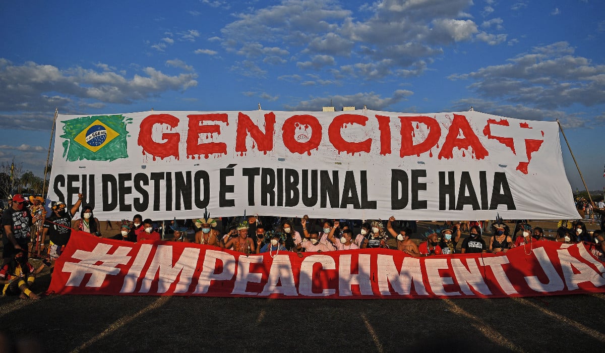 Indígenas protestam em Brasília contra agenda anti-indígena do governo Bolsonaro. Foto: Carl de Souza / AFP 