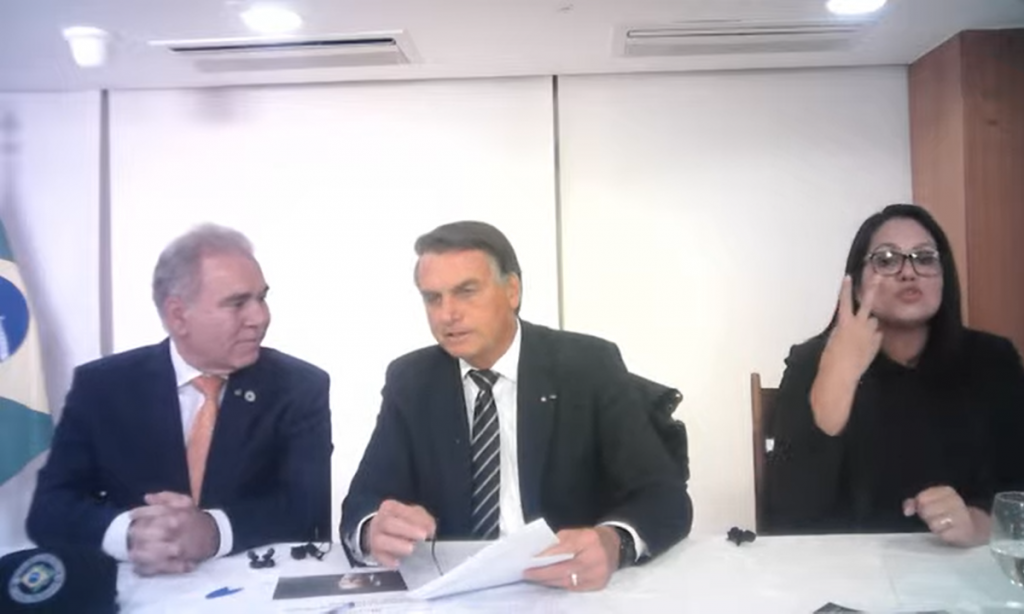 Secretária de Queiroga rebate Bolsonaro e atesta segurança de vacina contra Covid-19 a crianças