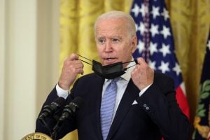 Biden alerta sobre sobrecarga de hospitais nos EUA, mas pede calma