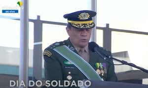 Em evento com Bolsonaro, comandante do Exército diz que militares estão 'sempre prontos a cumprir a missão'
