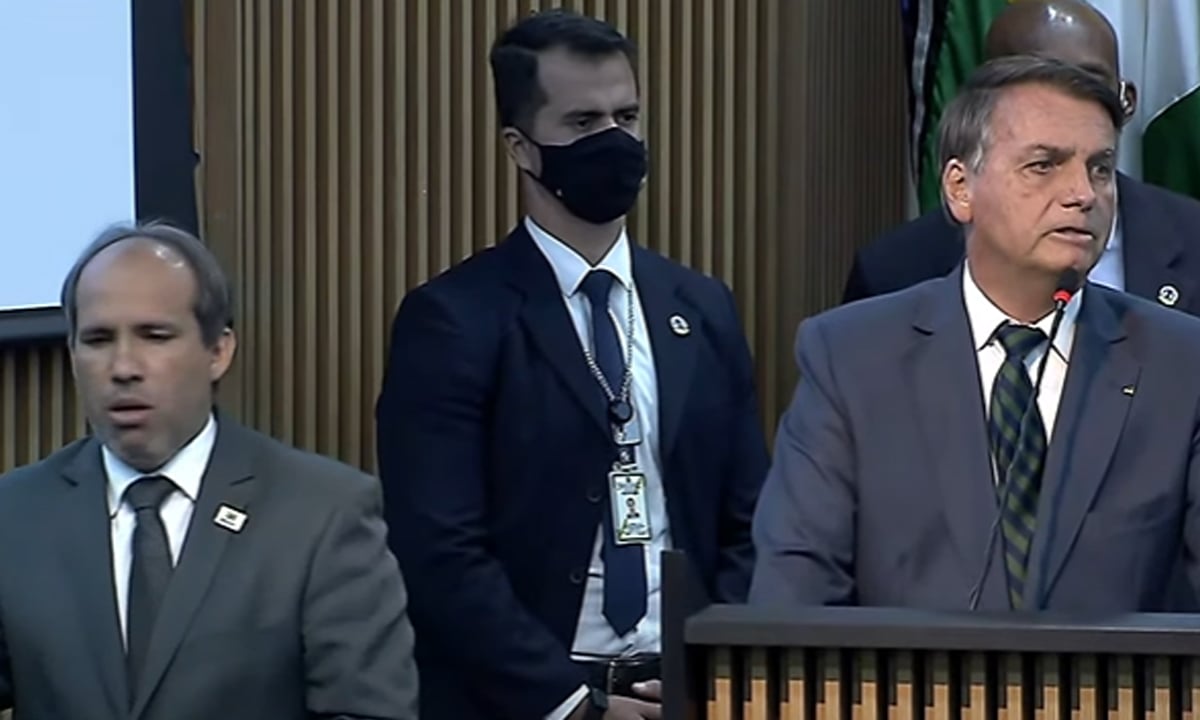 Após discurso de Fux, Bolsonaro repete fake news sobre urnas: ‘Querem farsa no ano que vem?’