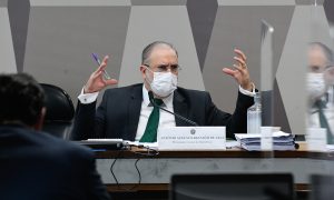 ‘É preciso ter cautela na criminalização do uso de máscara’, diz Aras no Senado