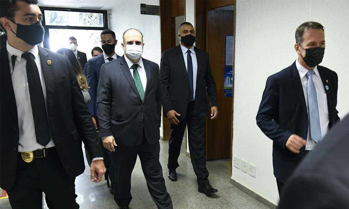 Em sabatina, Aras tenta se descolar de Bolsonaro e diz não ser ‘nem de governo, nem de oposição’