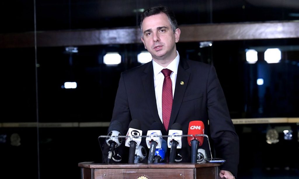 Em derrota para Bolsonaro, Pacheco devolve MP que dificulta bloqueio de conteúdo nas redes