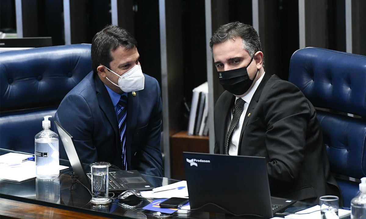 O senador Reguffe e o presidente do Senado, Rodrigo Pacheco. Foto: Marcos Oliveira/Agência Senado 