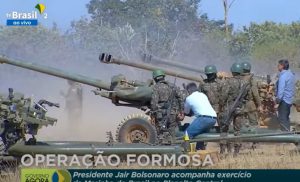 Bolsonaro e Ciro Nogueira, líder do Centrão, disparam tiros em exercício militar