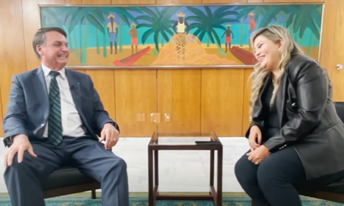 Bolsonaro volta a disparar fake news sobre as urnas e a atacar Barroso: ‘Não se livra da desconfiança’