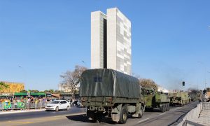 The Guardian chama exercício militar de ‘desfile da República de Bananas de Bolsonaro’