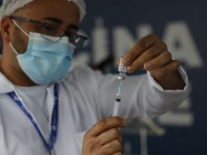 Covid: Não vacinados têm o dobro de chance de serem reinfectados, diz estudo
