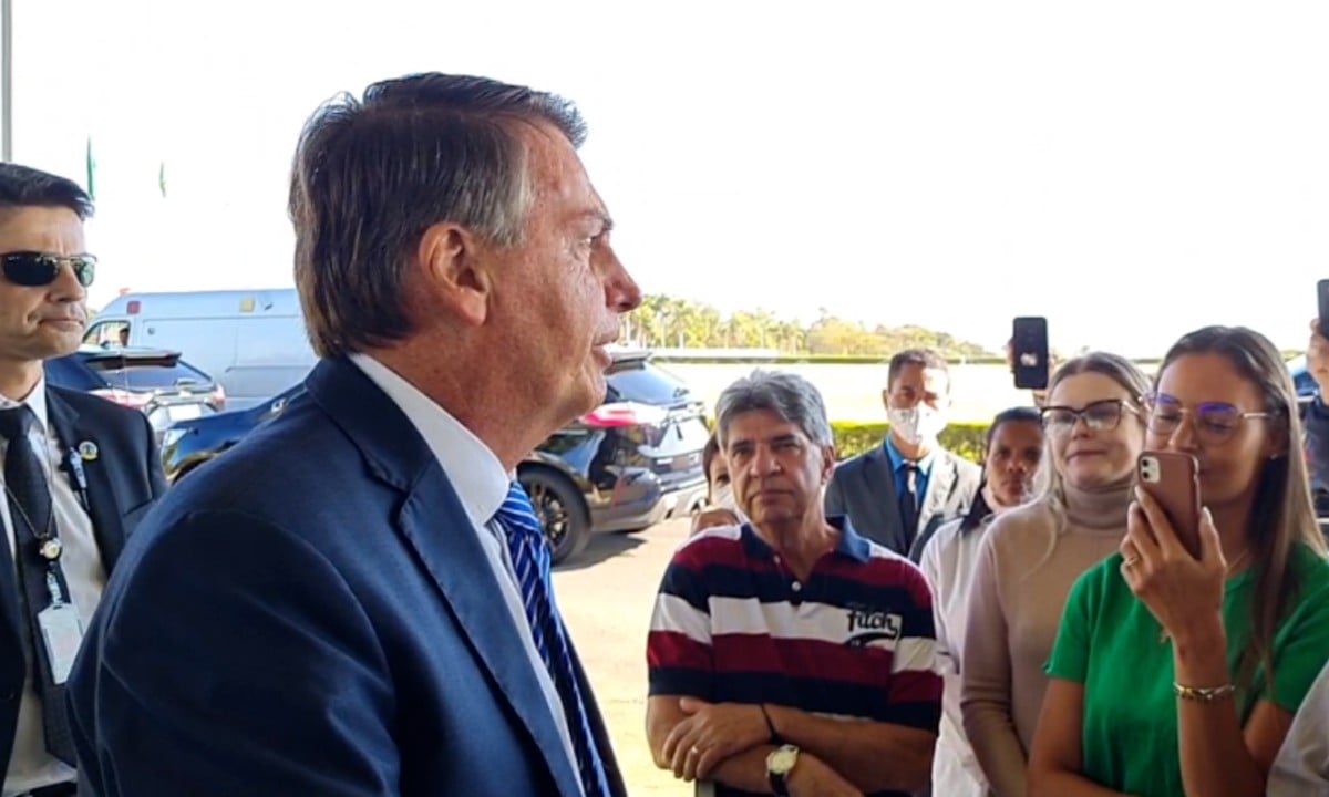 Bolsonaro dobra a aposta e diz que palavras de Barroso não valem nada