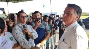 ‘Se você não quer comprar fuzil não enche o saco’, diz Bolsonaro