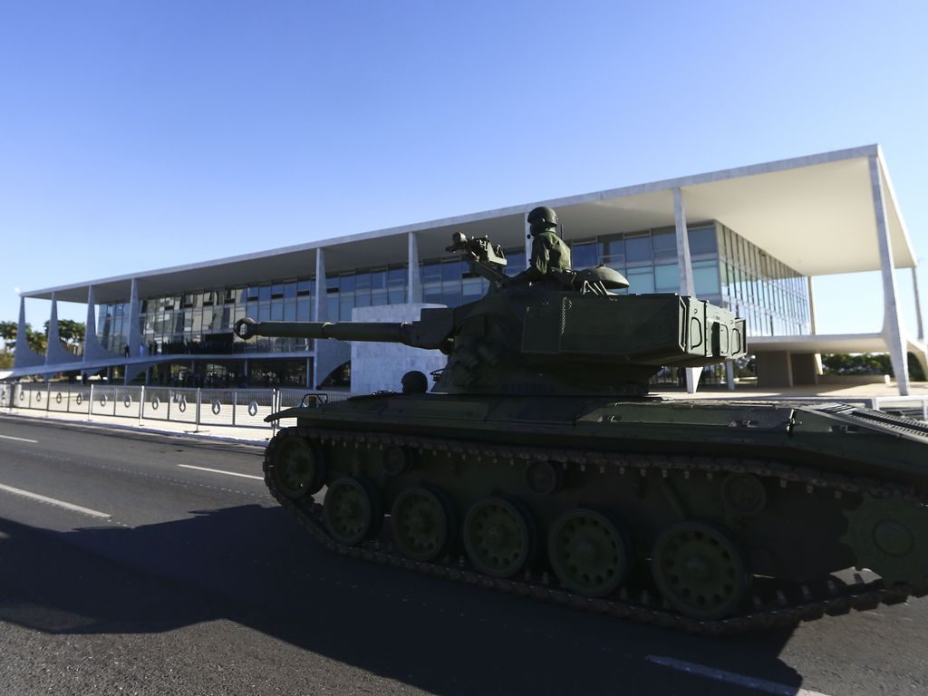 Popularidade de militares está em queda vertiginosa com Bolsonaro, revela pesquisa