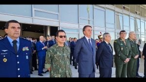 Bolsonaro assiste desfile de tanques e recebe convite para exercício militar