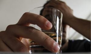 As dores da pandemia fazem disparar o consumo de álcool e drogas no Brasil