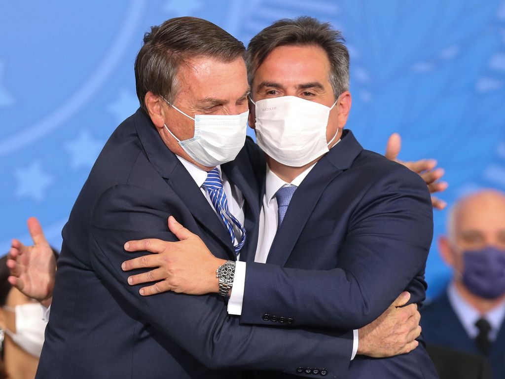 Um dia depois de assumir a Casa Civil, Ciro Nogueira ganha medalha de Bolsonaro