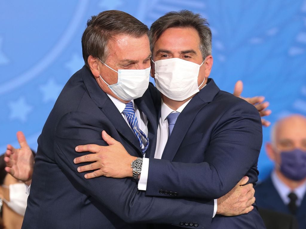 Um dia depois de assumir a Casa Civil, Ciro Nogueira ganha medalha de Bolsonaro