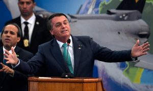 Bolsonaro flerta com golpe e diz que a 'tendência é acontecer uma ruptura'