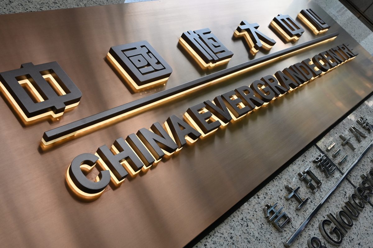 Endividada, gigante chinesa Evergrande volta a suspender operações da Bolsa