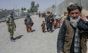 Taleban exibe corpos de sequestradores em cidade no Afeganistão