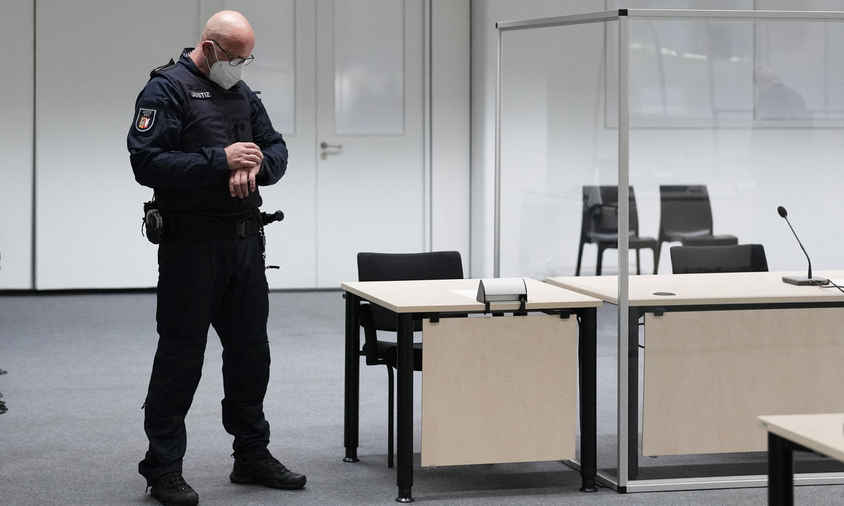 Agente policial olha para o relógio, à espera da senhora fugitiva. Foto: Markus Schreiber/POOL/AFP) 