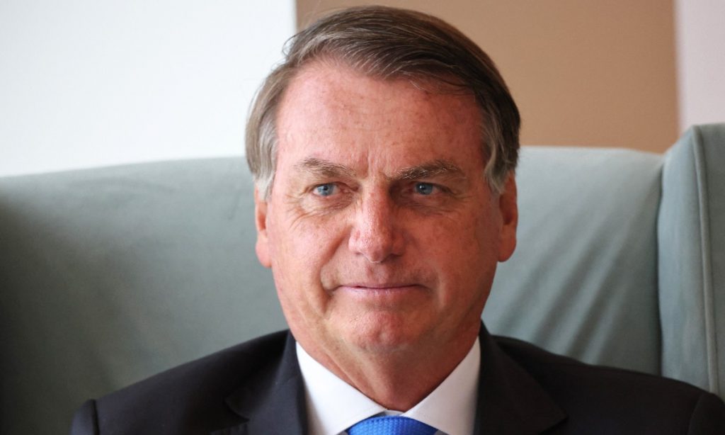 No Whatsapp, Bolsonaro ataca Lula, elogia Pinochet e espalha fake news