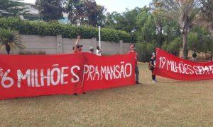 MTST faz manifestação contra a fome em frente a mansão de Flávio Bolsonaro